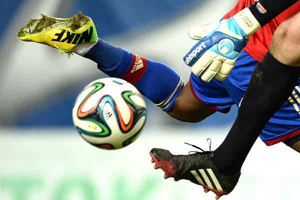 Вратарь "Терека" Ярослав Годзюр и игрок ЦСКА Ахмед Муса в матче 1/4 финала Кубка России по футболу между ПФК ЦСКА (Москва) и ФК "Терек" (Грозный).