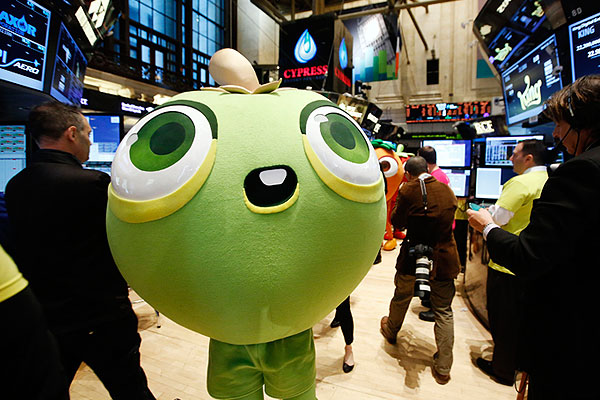 Персонаж из компьютерной игры "Candy Crush Saga" на Нью-Йоркской фондовой бирже во время IPO разработчика игры - компании King Digital Entertainment Plc.