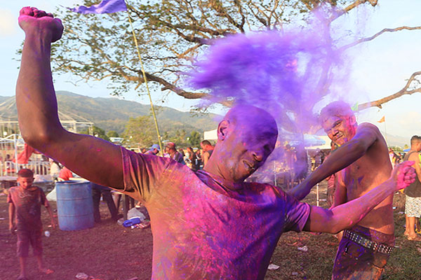Красочный праздник Холи в Тринидаде и Тобаго.