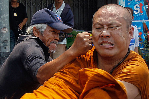 В протестных стычках в Бангкоке достается даже тибетским монахам.
