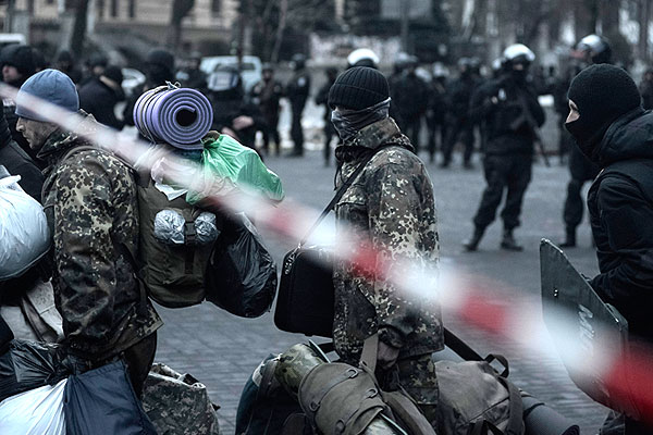 МВД оцепило отель, который "Правый сектор" использовал в качестве штаб-квартиры, а активисты организации покинули помещения. В ходе обыска в гостинице силовики обнаружили несколько единиц оружия. МВД проверит, использовалось ли оно при совершении других преступлений.