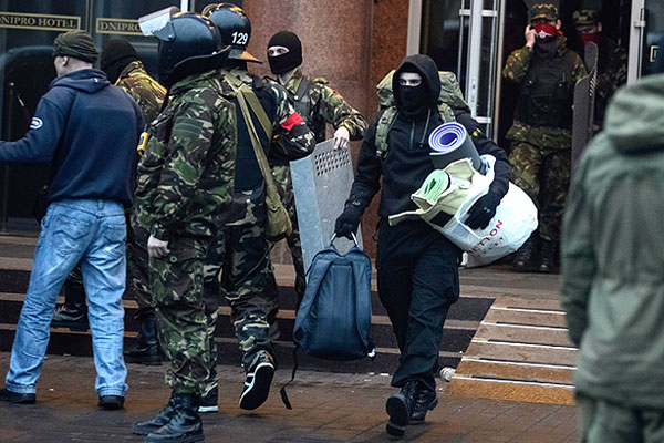 МВД оцепило отель, который "Правый сектор" использовал в качестве штаб-квартиры, а активисты организации покинули помещения. В ходе обыска в гостинице силовики обнаружили несколько единиц оружия. МВД проверит, использовалось ли оно при совершении других преступлений.