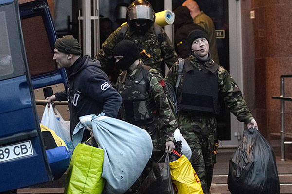 Активисты "Правого сектора" покидают гостиницу "Днепр".