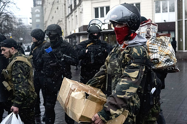 Активисты "Правого сектора" покидают гостиницу "Днепр".