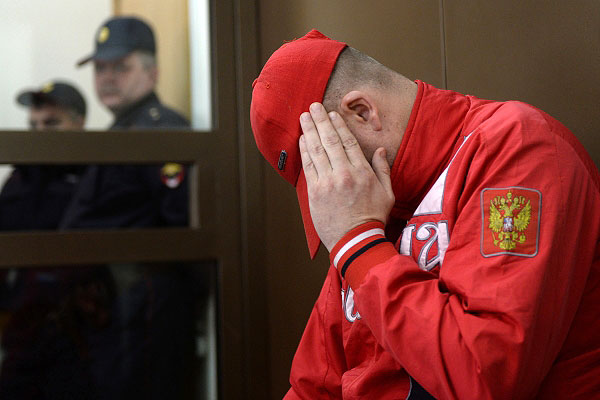 Сотрудник полиции Дмитрий Трубников, обвиняемый в покушении на убийство двух человек, во время рассмотрения ходатайства следствия о заключении его под стражу в Дорогомиловском суде Москвы.