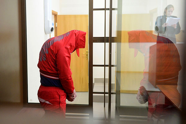 По данным следствия, вечером 31 марта сотрудник комендантского взвода 2-го оперполка полиции ГУ МВД по Москве Трубников в дежурной части подразделения на улице Рябиновой "на почве личных неприязненных отношений к своим коллегам принял решение совершить их убийство".