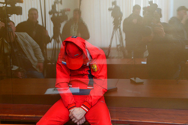 Сотрудник полиции Дмитрий Трубников, обвиняемый в покушении на убийство двух человек, во время рассмотрения ходатайства следствия о заключении его под стражу в Дорогомиловском суде Москвы.