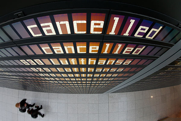 Табло отмененных вылетов в аэропорту Мюнхена. Пилоты авиакомпании  Lufthansa объявили трехдневную забастовку, в ходе которой было отменено 3800 рейсов.
