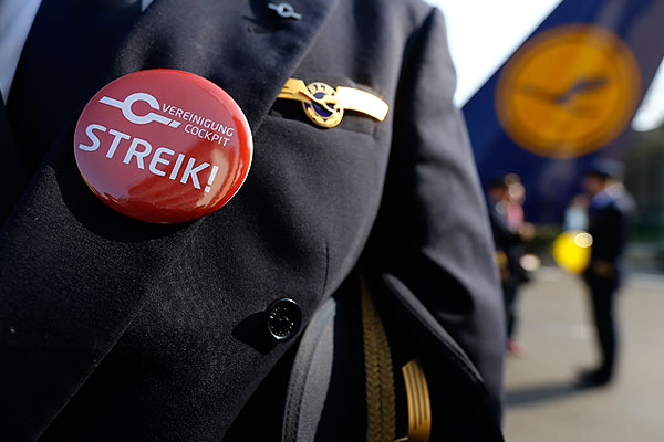 На фото - значок участника забастовки. Пилоты авиакомпании  Lufthansa объявили трехдневную забастовку, в ходе которой было отменено 3800 рейсов. В числе требований профсоюза - повышение зарплат и пересмотр пенсионного возраста для пилотов.