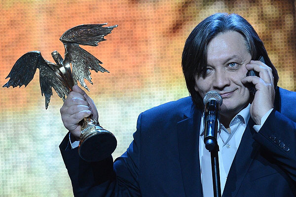 Режиссер Александр Велединский, получивший приз в номинации "Лучший игровой фильм" за фильм "Географ глобус пропил", на церемонии награждения.