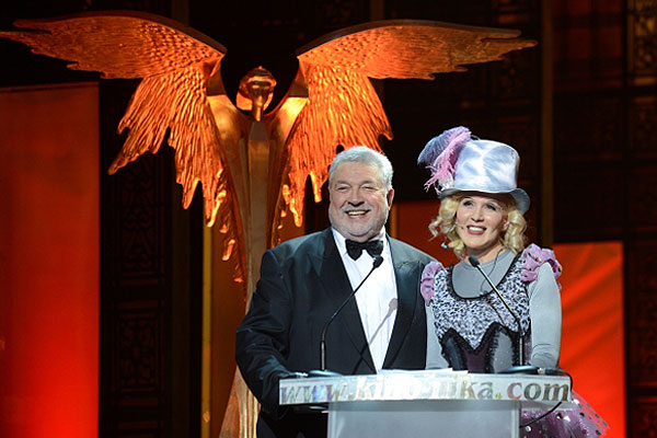 Режиссер, основатель и художественный руководитель премии "Ника" Юлий Гусман и певица Алена Свиридова на церемонии вручения премии "Ника" в Московском государственном академическом театре оперетты.