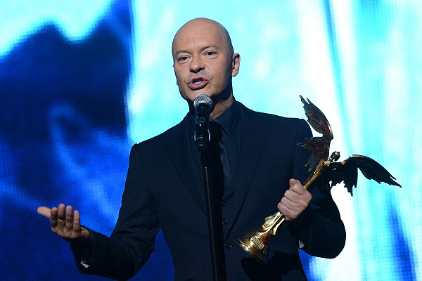 Режиссер Федор Бондарчук, получивший приз в номинации "Лучшая режиссерская работа" за фильм "Сталинград", на церемонии награждения.