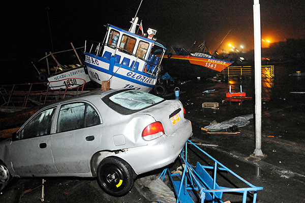 Так вечером 2 апреля выглядел чилийский порт Икике.
