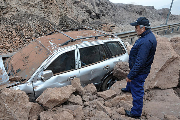 Спасатель оценивает последствия землетрясения в чилийском городе Икике.