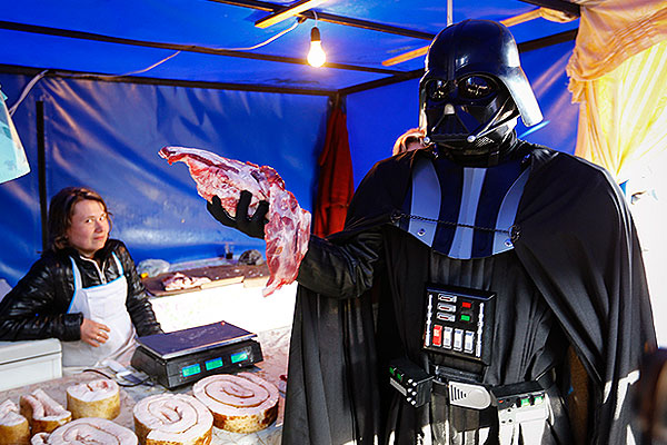 Дарт Вейдер осматривает мясные торговые ряды в Киеве.