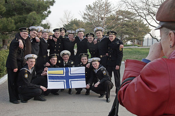 Курсанты-украинцы, покидающие Нахимовское военно-морское училище в Севастополе, фотографируются на память с однокурсниками-россиянами перед отъездом в Одессу.