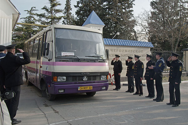 Курсанты-украинцы, покидающие Нахимовское военно-морское училище в Севастополе, прощаются с однокурсниками-россиянами перед отъездом в Одессу.