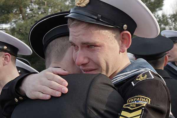 Курсант-украинец, покидающий Нахимовское военно-морское училище в Севастополе, прощается с однокурсником-россиянином перед отъездом в Одессу.