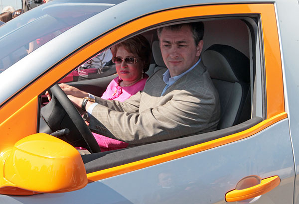 Председатель Совета Федерации Валентина Матвиенко и генеральный директор "Яровит Моторс" Андрей Бирюков тестируют "ё-мобиль".