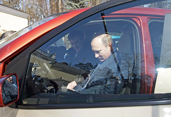 Президент России Владимир Путин осматривает салон "ё-мобиля" с кузовом микровэн.