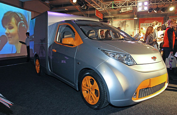 Модификация "фургон" семейства "ё-мобилей" во время презентации автомобиля "ё-мобиль" группы "ОНЭКСИМ" в специальном павильоне на Тверской улице в Москве.