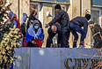 Протестующие штурмуют здание управления СБУ в Луганске.