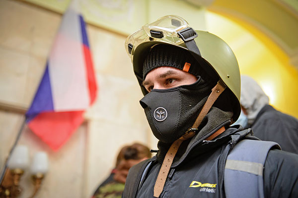 Протестующий внутри захваченного здания областной администрации в Харькове.