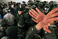Столкновение протестующих с полицией во время штурма здания обладминистрации в Донецке.