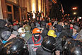 Протестующие штурмуют здание областной администрации в Харькове.