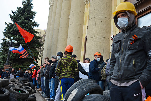 Пророссийские активисты у здания Областной администрации Харькова.