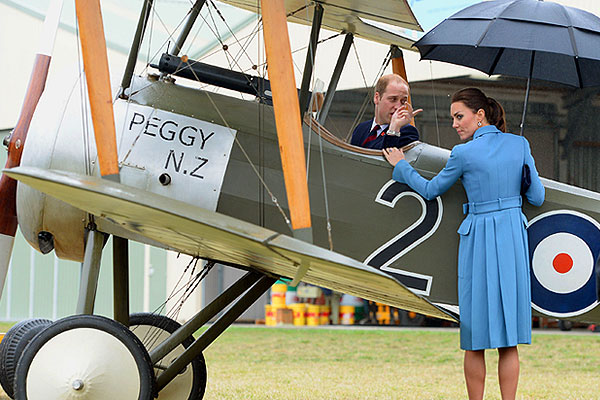 Принц Уильям в кабине британского одноместного истребителя времён Первой мировой войны, знаменитого самолета Sopwith Pup. Рядом с ним супруга, Кейт Миддлтон, герцогиня Кембриджская. Уильям и Кейт посетили новозеландский музей авиации в Омаке.