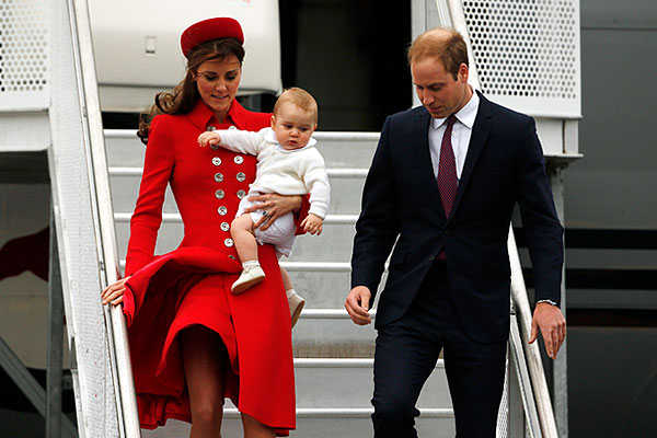 Герцогиня Кембриджская с сыном Георгом на руках и принц Уильям спускаются по трапу в аэропорту Веллингтона.