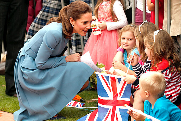 Герцогиня Кембриджская беседует с девочками после возложения венка героям войны в Бленхейме.