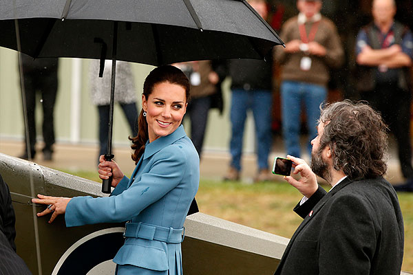 Режиссер Питер Джексон фотографирует на телефон герцогиню Кембриджскую.