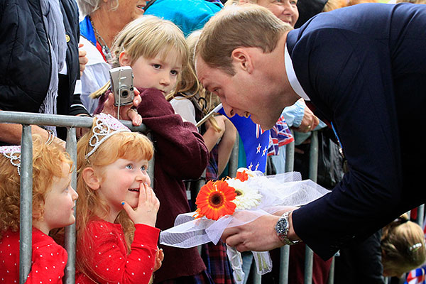 Принц Уильям беседует с близняшками после возложения венка героям войны в Бленхейме.