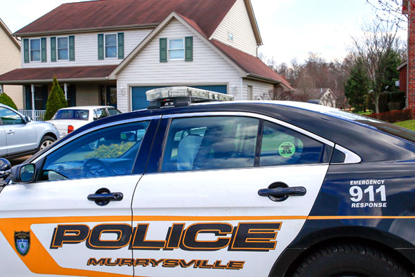 Полицейский автомобиль перед домом Алекса Хрибала, ученика школы Franklin Regional High, который устроил резню в городе Меррисвилль.