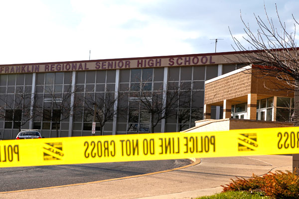Оцепленное полицией здание школы Franklin Regional High в городе Меррисвилль.
