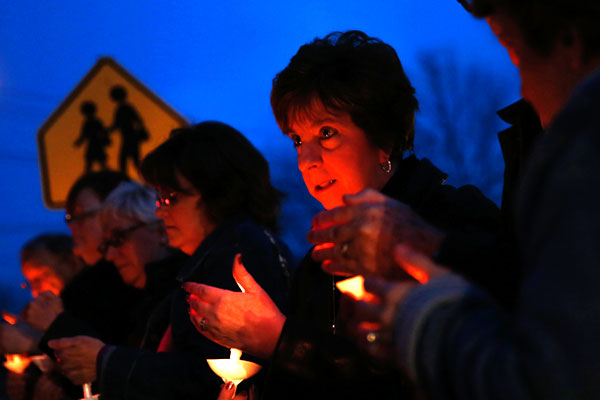 Жители пенсильванского города Меррисвилля во время вечерней молитвы о тех, кто пострадал от руки шестнадцатилетнего ученика школы Franklin Regional High.