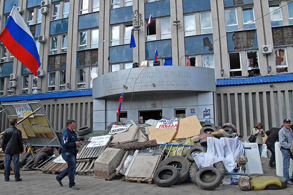 Сторонники федерализации около баррикад вокруг здания Службы Безопасности Украины в Луганске.