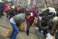 Сторонники федерализации Украины несут мешки с песком для строительства баррикад вокруг здания областной госадминистрации в Донецке.