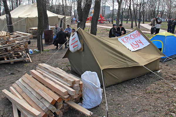 Сторонники федерализации в палаточном лагере около здания Службы Безопасности Украины в Луганске.