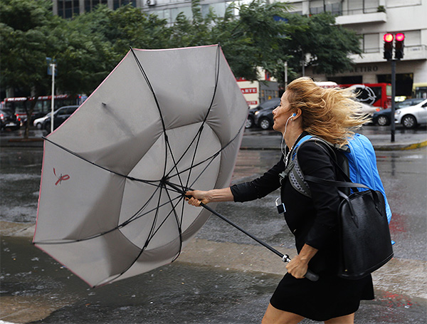 Женщина под порывом ветра, дующего в обе стороны. Аргентина.