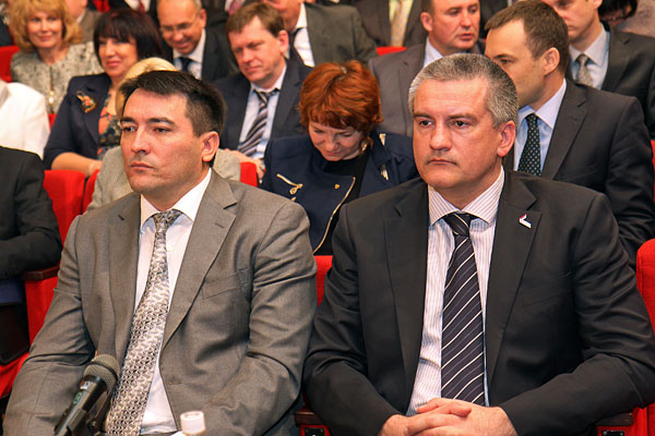 Премьер-министр Крыма Сергей Аксенов и вице-премьер Крыма Рустам Темиргалиев (слева) во время заседания Государственного совета Республики Крым в Симферополе.