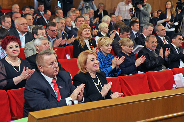 Председатель Конгресса русских общин Крыма Сергей Шувайников и директор завода шампанских вин "Новый свет" Янина Павленко во время заседания Государственного совета Республики Крым в Симферополе.
