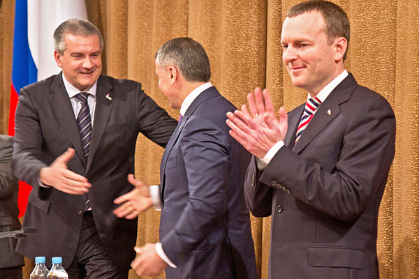 Председатель Совета министров Республики Крым Сергей Аксенов, председатель Государственного Совета Республики Крым Владимир Константинов, заместитель Председателя Государственного Совета Республики Крым Константин Бахарев (слева направо) во время заседания Государственного совета Республики Крым в Симферополе.