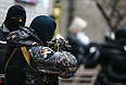 Вооруженные люди на баррикадах, выстроенных в центре Славянска.