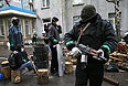 Вооруженные люди на баррикадах, выстроенных в центре Славянска.