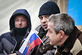 Жители Луганска у входа в здание СБУ.