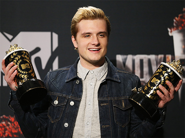 Актер Джош Хатчинсон с двумя наградами за лучшую мужскую роль и за фильм года за картину "Голодные игры".