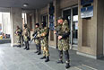 Сторонники референдума за федерализацию Украины у входа в здание городской администрации города Славянска Донецкой области.